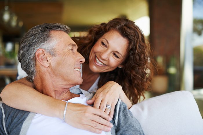 mujer abraza a hombre